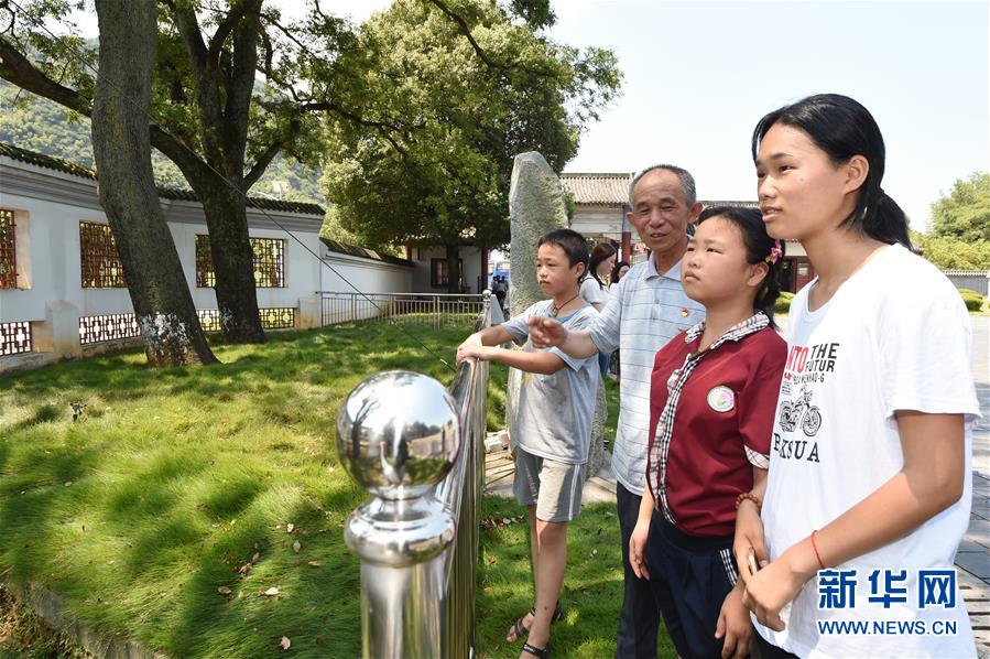 （壯麗70年·奮斗新時代——記者再走長征路·圖文互動）（3）“紅軍樹”下憶初心、守初心