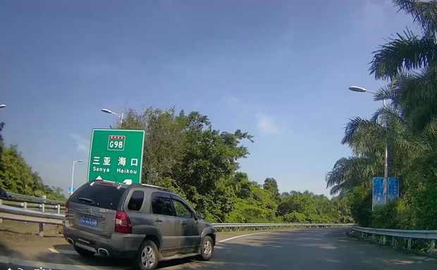 交通拍客 | 瓊海嘉積高速出口一外地牌越野車倒車逆行 