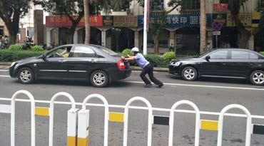 贊！?？谝凰緳C車輛出故障道路中間拋錨 交警幫推車