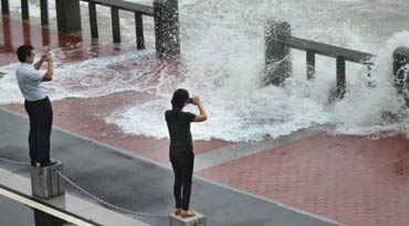 受冷空氣影響連云港沿海掀起巨浪 市民迎面拍拍拍！